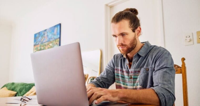 Student schreibt seine Kündigung
