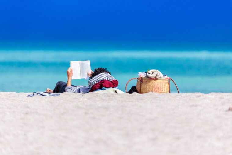 Am Strand entspannen und gute Bücher lesen