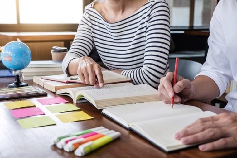 Nachhilfelehrerin übt mit Schüler