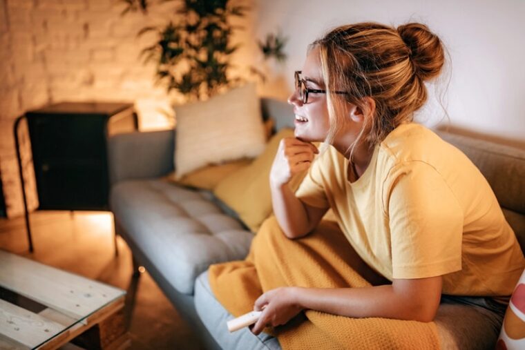 Zuhause in der eigenen Wohnung fernsehen