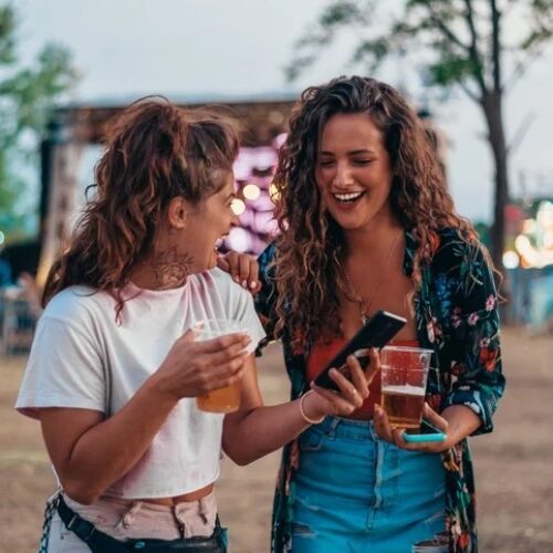 Festivaljobs mit Freunden