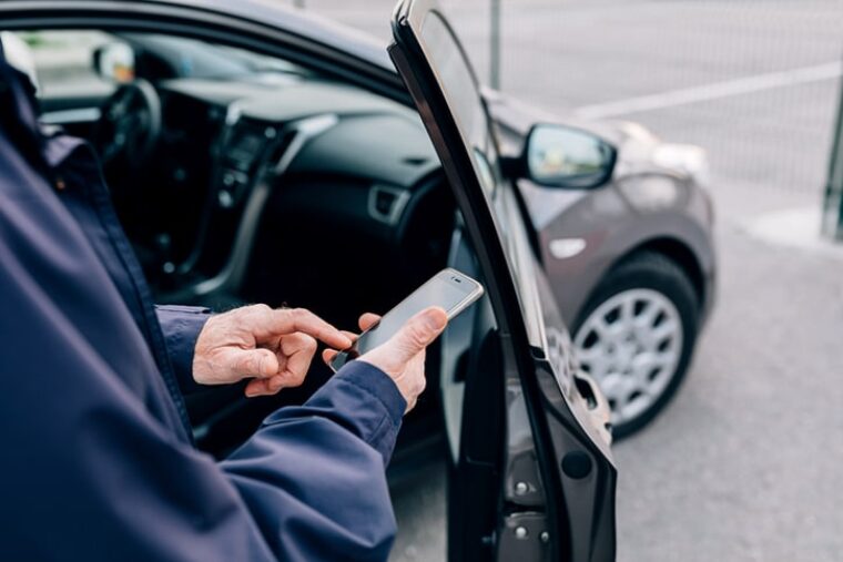 Eine Person nutzt Carsharing per App.