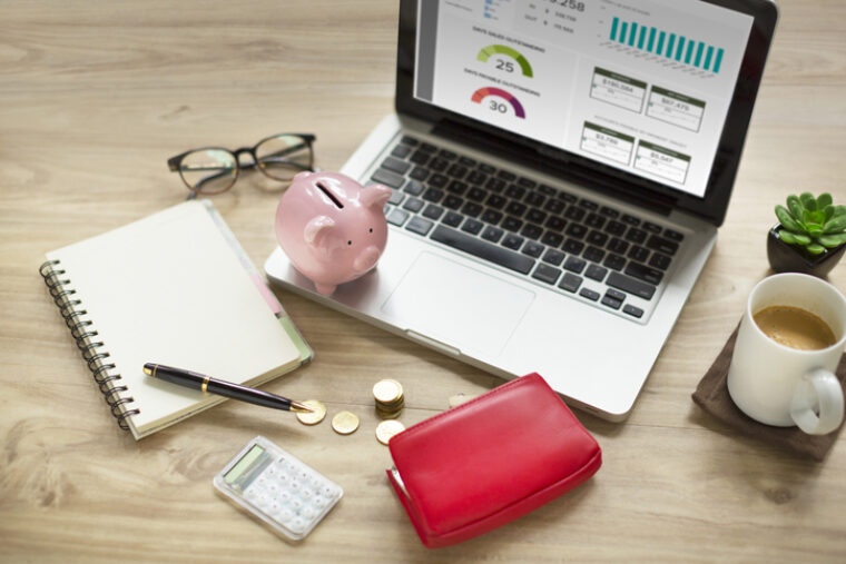 Auf dem Bild steht ein Sparschwein auf einem Laptop, um zu symbolisieren, dass man online Geld verdienen kann.