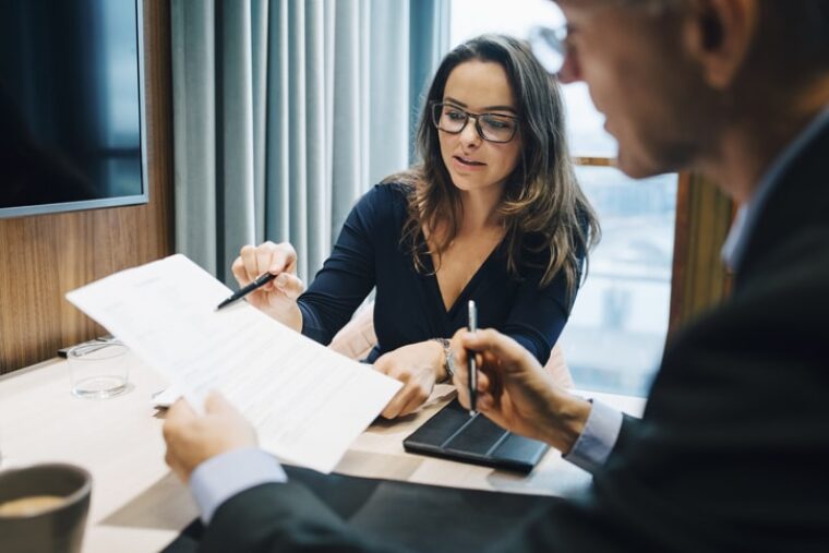 Eine Frau und ein Mann diskutieren das vertragliche Wettbewerbsverbot im Arbeitsvertrag.