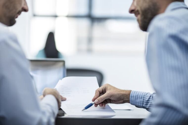 Zwei Männer besprechen das Wettbewerbsverbot in einem Arbeitsvertrag.