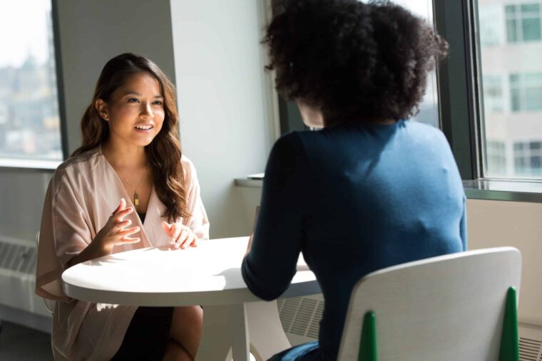 Zwei Frauen sind in einem Gespräch über GenZ Employer Branding