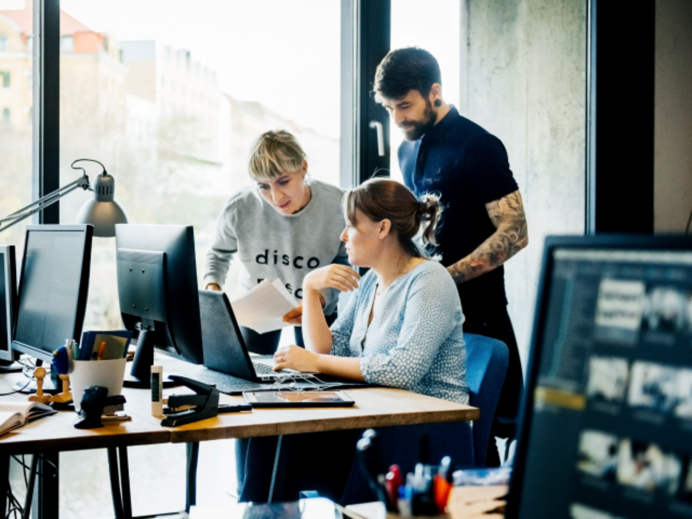 Als Büroaushilfe arbeitest du an einem Computer in einem Büro.