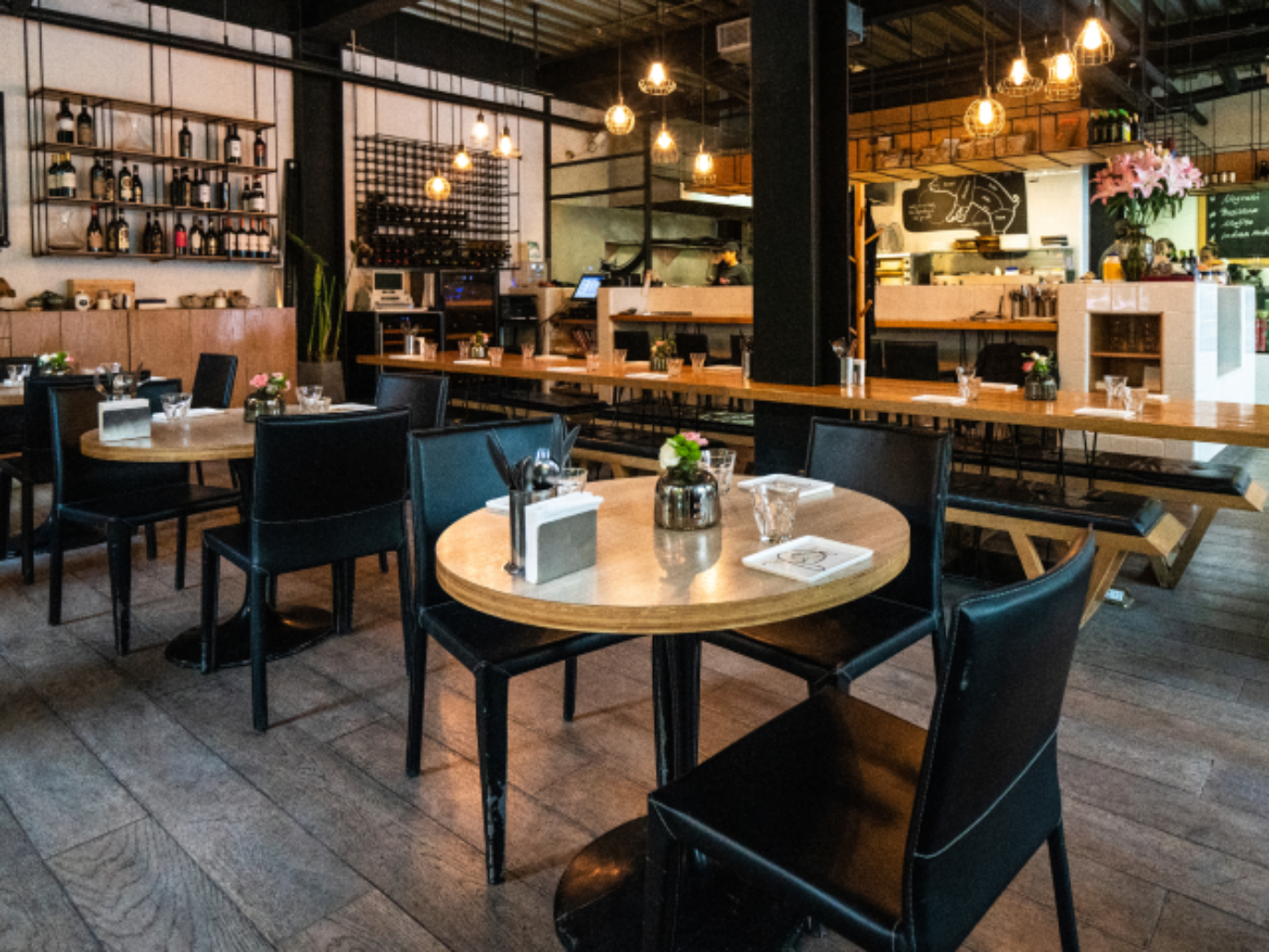 Kellner arbeiten hauptsächlich in Restaurants oder Hotels.