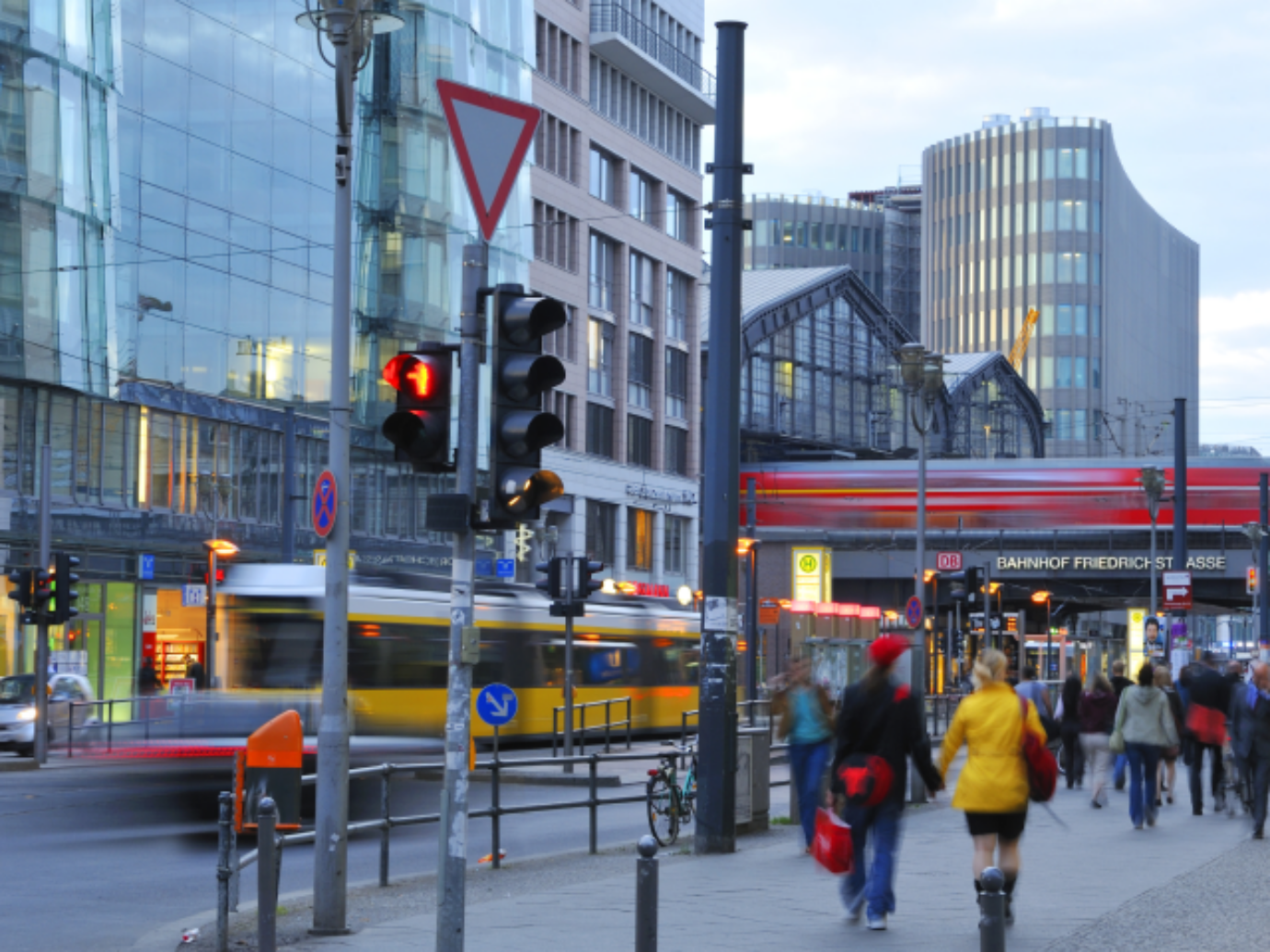 Das Bild zeigt die Friedrichstraße in Berlin. Als Promoter arbeitest du in solchen beliebten Fußgängerzonen.