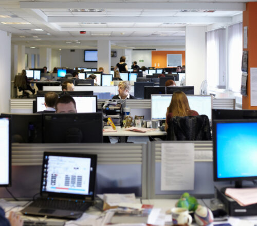 Bürojobs_ Großraumbüro mit Menschen