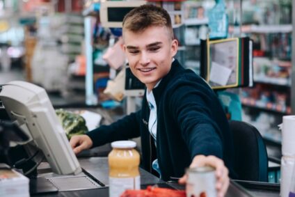 Zenjob Kassierer bei der Arbeit an der Supermarktkasse