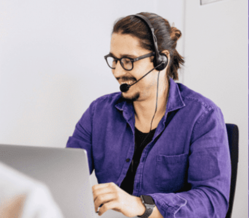 Talent Care Manager mit Headphones