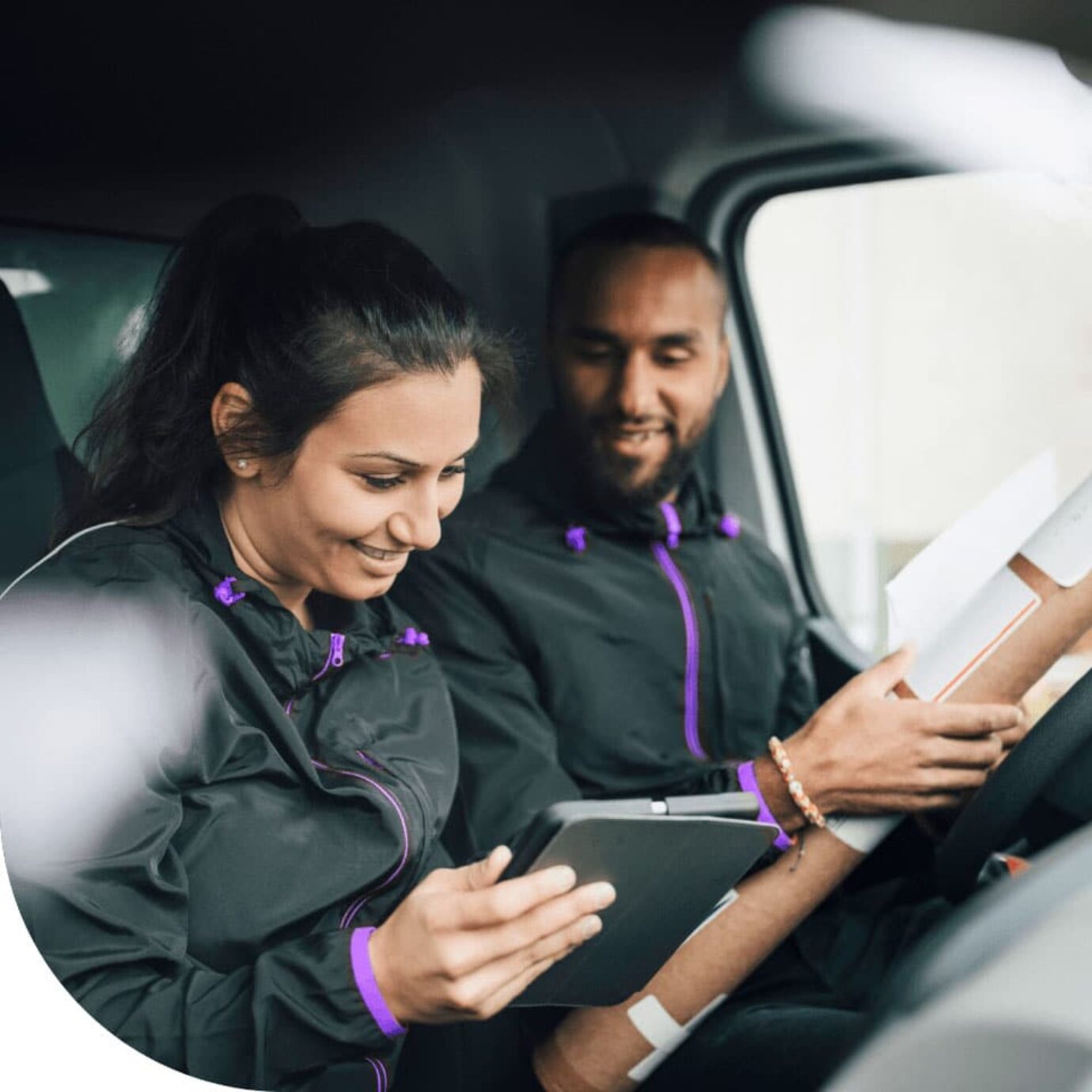 2 Personen sitzen bei der Arbeit im Auto
