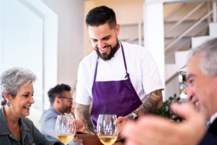 Zenjob Aushilfe bedient Gäste im Restaurant