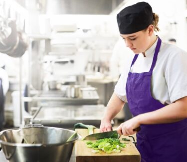 Junge Frau ist in der Küche am kochen