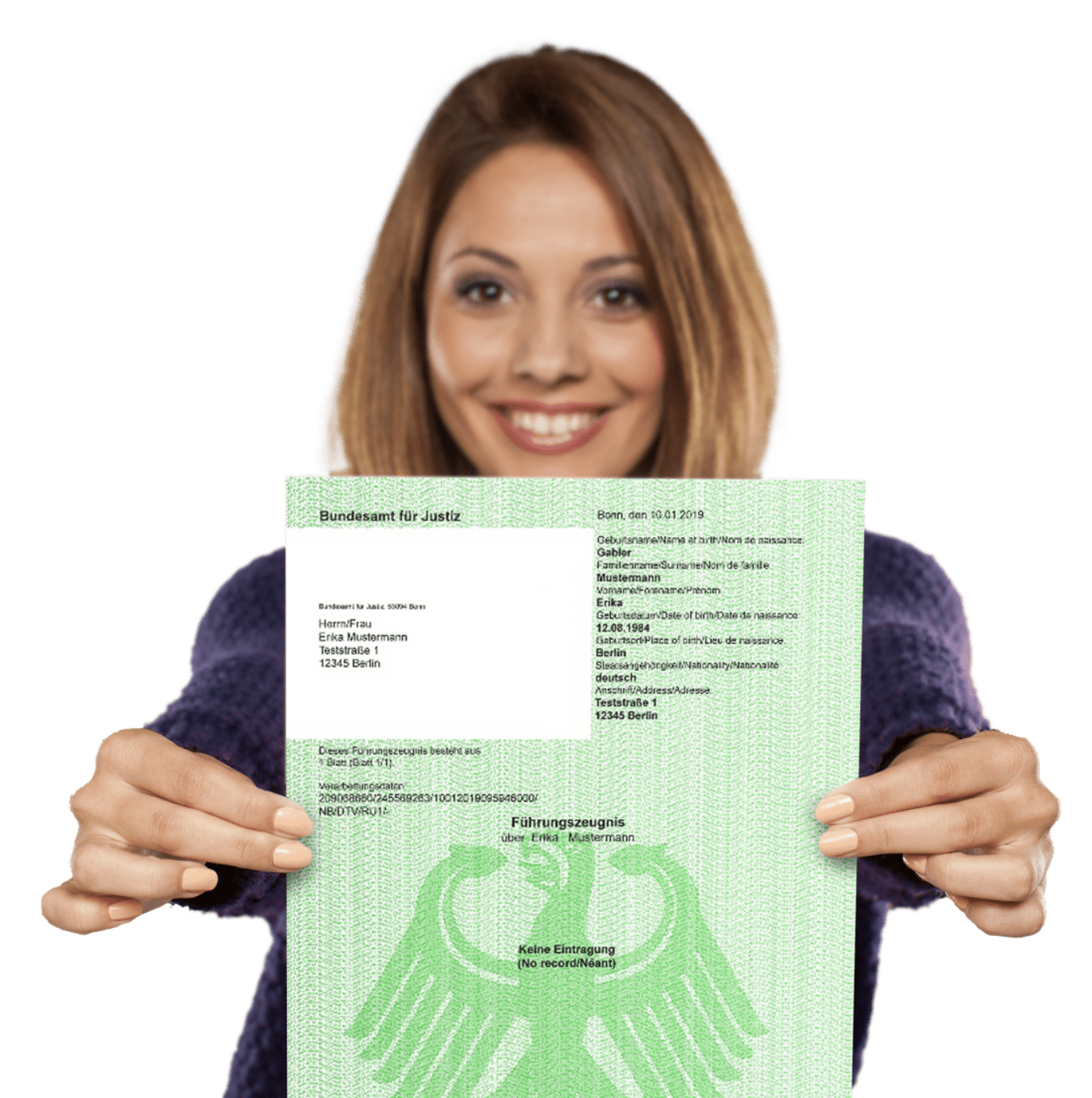Das Bild zeigt eine Frau, die ihr polizeiliches Führungszeugnis hochhält.