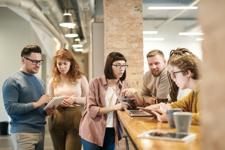 Im Bild ist eine Gruppe junge Arbeitnehmer*innen.