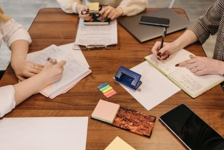 Was kann man bei Personalmangel tun? Personen sitzen am Tisch und planen.