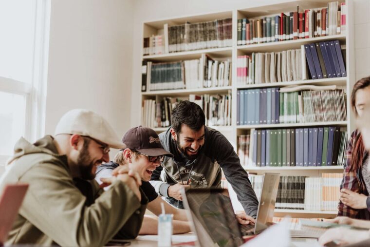 Menschen arbeiten zusammen am Tisch