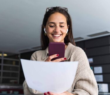Ein Studentin scannt ein Dokument