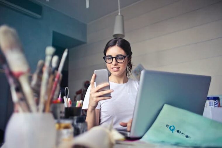 Frau am Arbeiten in der Uni