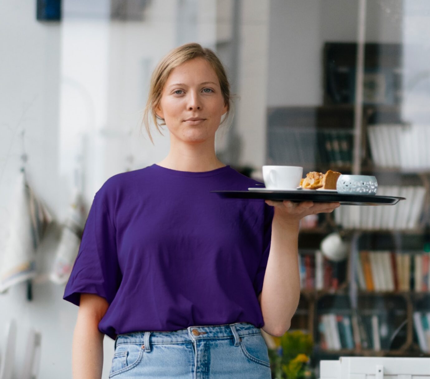 Service Jobs_ Kellnerin mit Tablett