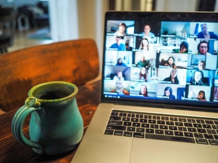 Zukunft der Zeitarbeit: Digitales Meeting auf dem Laptop