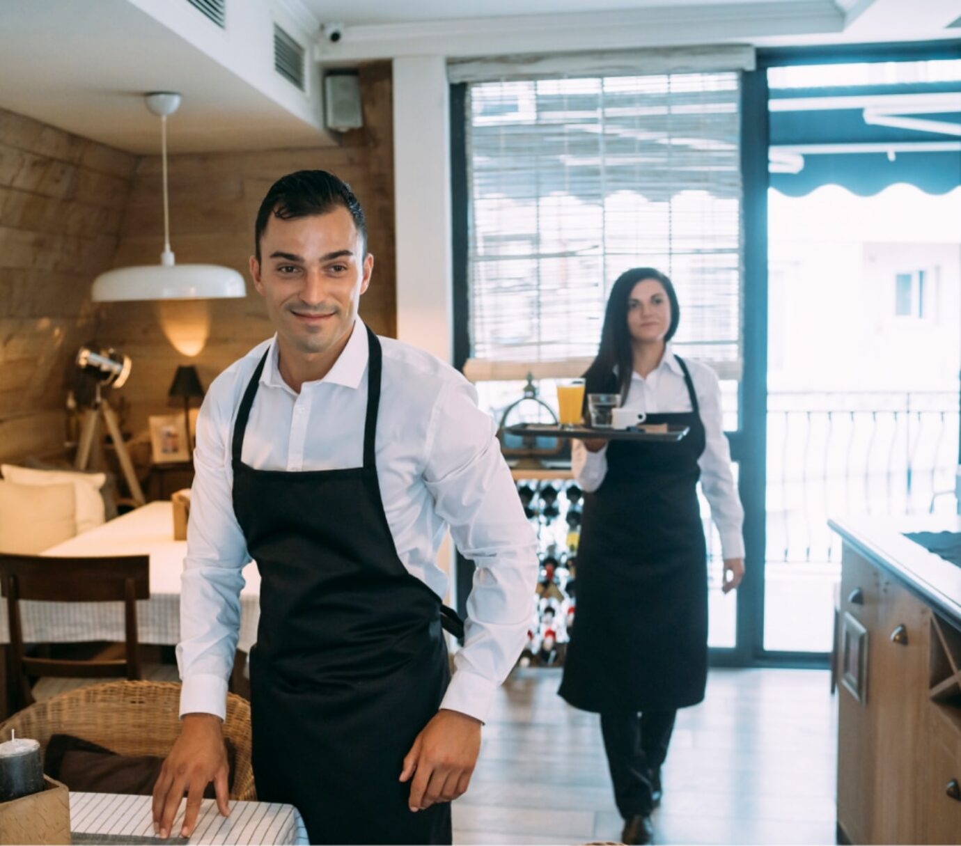 Studentische Aushilfen von Zenjob als Servicepersonal im Restaurant