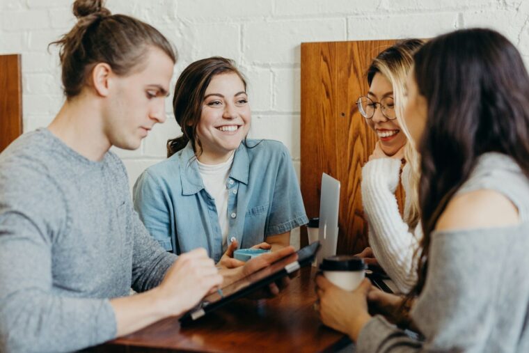 Zenjobpersonal: Studenten am Tisch