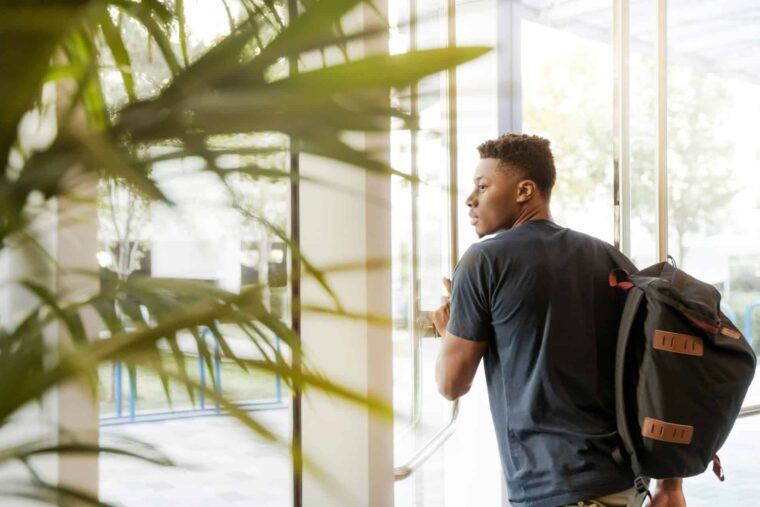 Zenjobpersonal: Student mit Rucksack