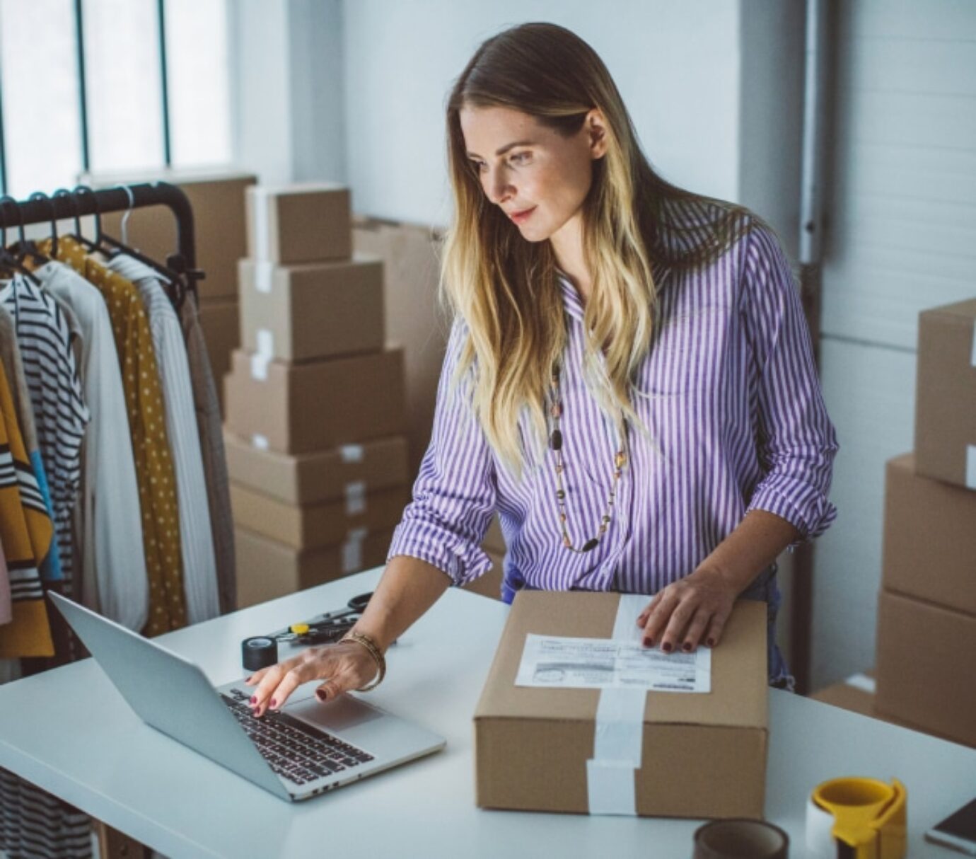 E-commerce: Frau macht Paket fertig zum Versand