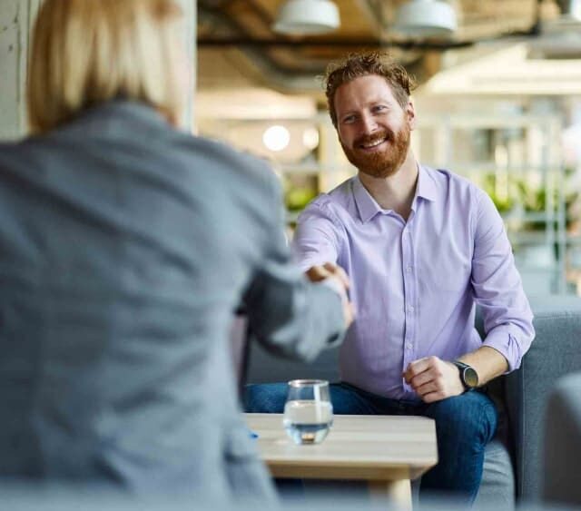 Zenjob Meeting. Mann udn Frau schütteln die Hände