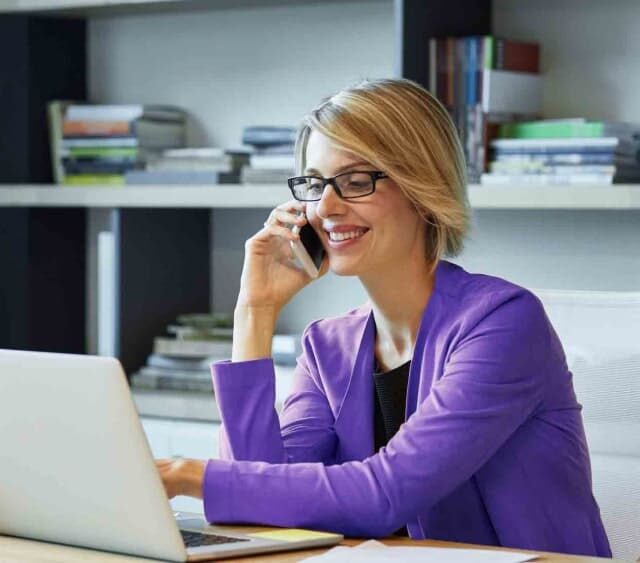 Frau spricht mit Zenjob am Telefon