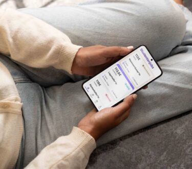 mobile-app draufsicht studentin, der durch jobs scrollt mockup