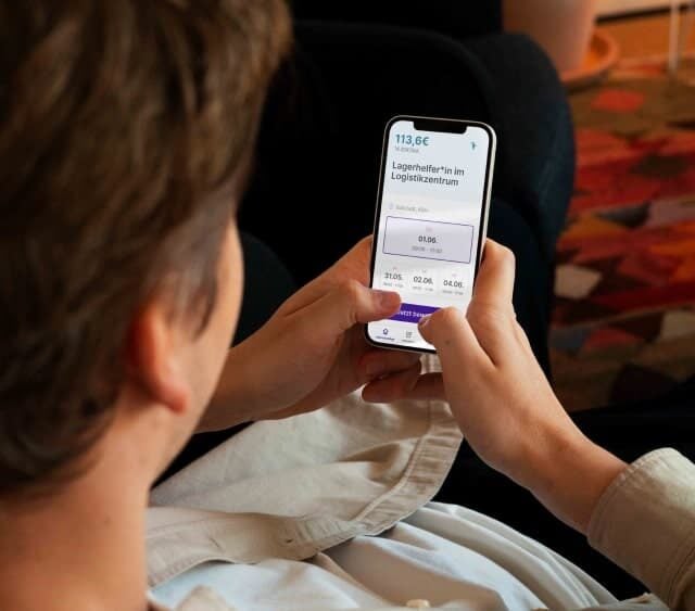 mobile-app männlicher student, der sich den zenjob-job-feed ansieht mockup