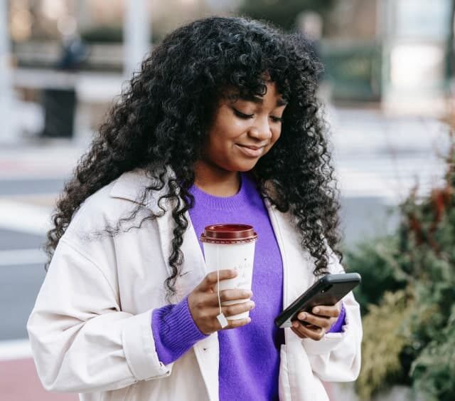 Studentin checkt die Zenjob App