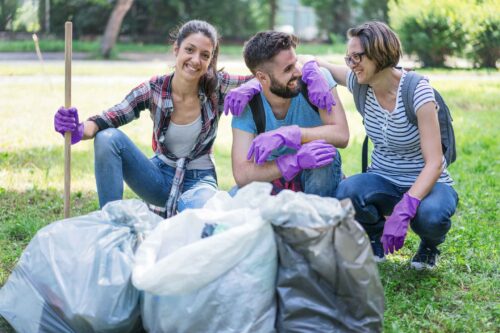 Studenten arbeiten in der Grünpflege