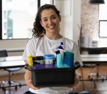 student-gebaeudereinigungspersonal-grau-und-gruenpflege