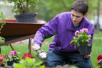 studentischer mitarbeiter arbeitet in der friedhofspflege