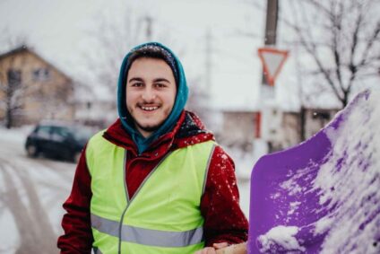 Student beim Winterdienst