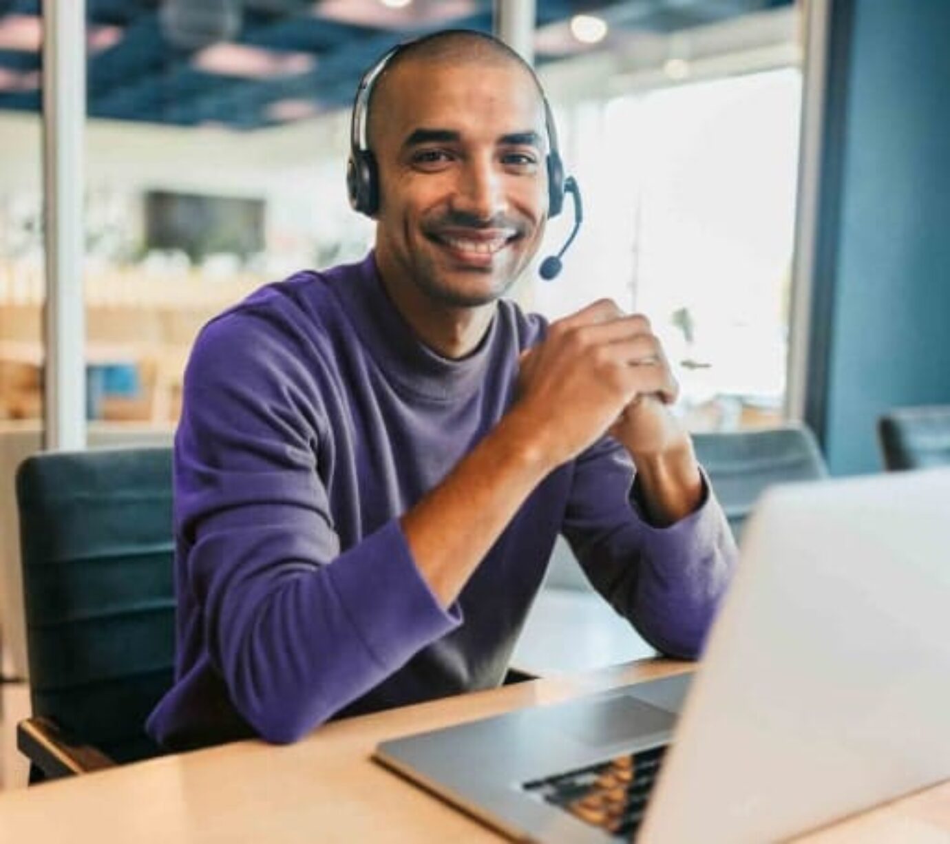 Student mit Headset im Kundendienst