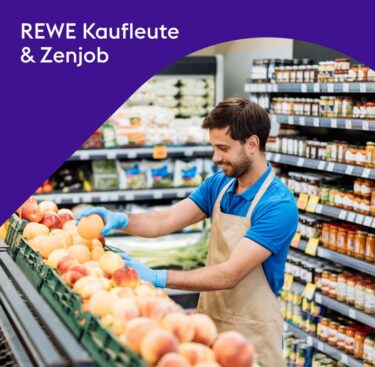 Mitarbeiter im Supermarkt . Schrift: Rewe Märkte und Zenjob