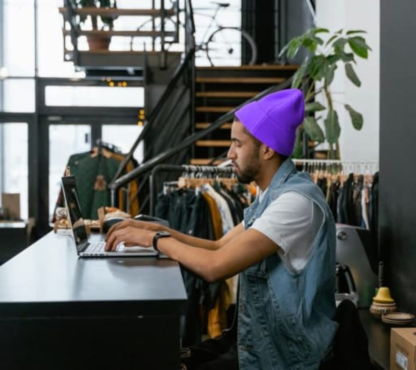 Student am Laptop im Geschäft