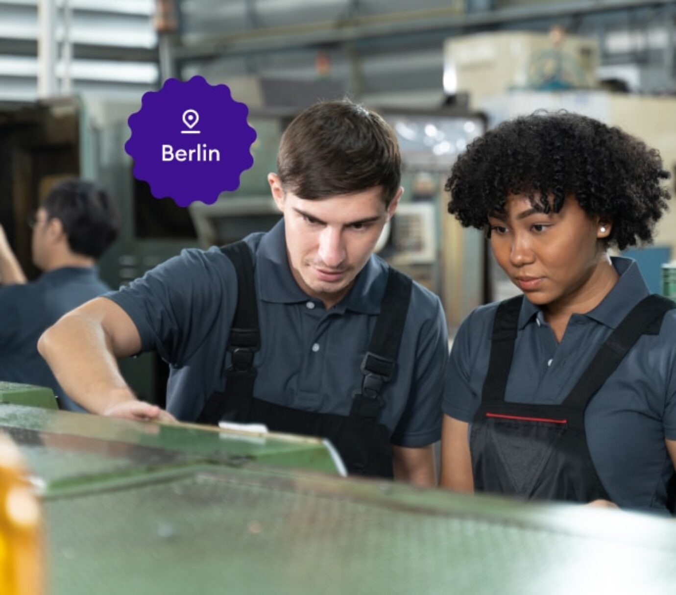students arbeiten in einer produktionsfabrik berlin