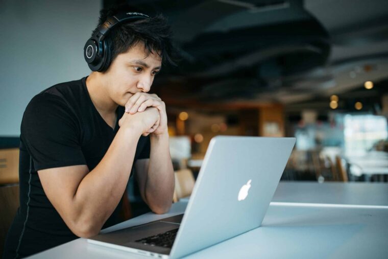 Student sitzt nachdenklich vor dem Laptop