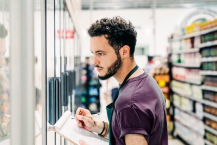 student-auffüller-schaut-sich-produkte-im-supermarkt-an-nürnberg