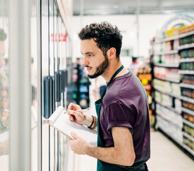 student-auffüller-schaut-sich-produkte-im-supermarkt-an-nürnberg