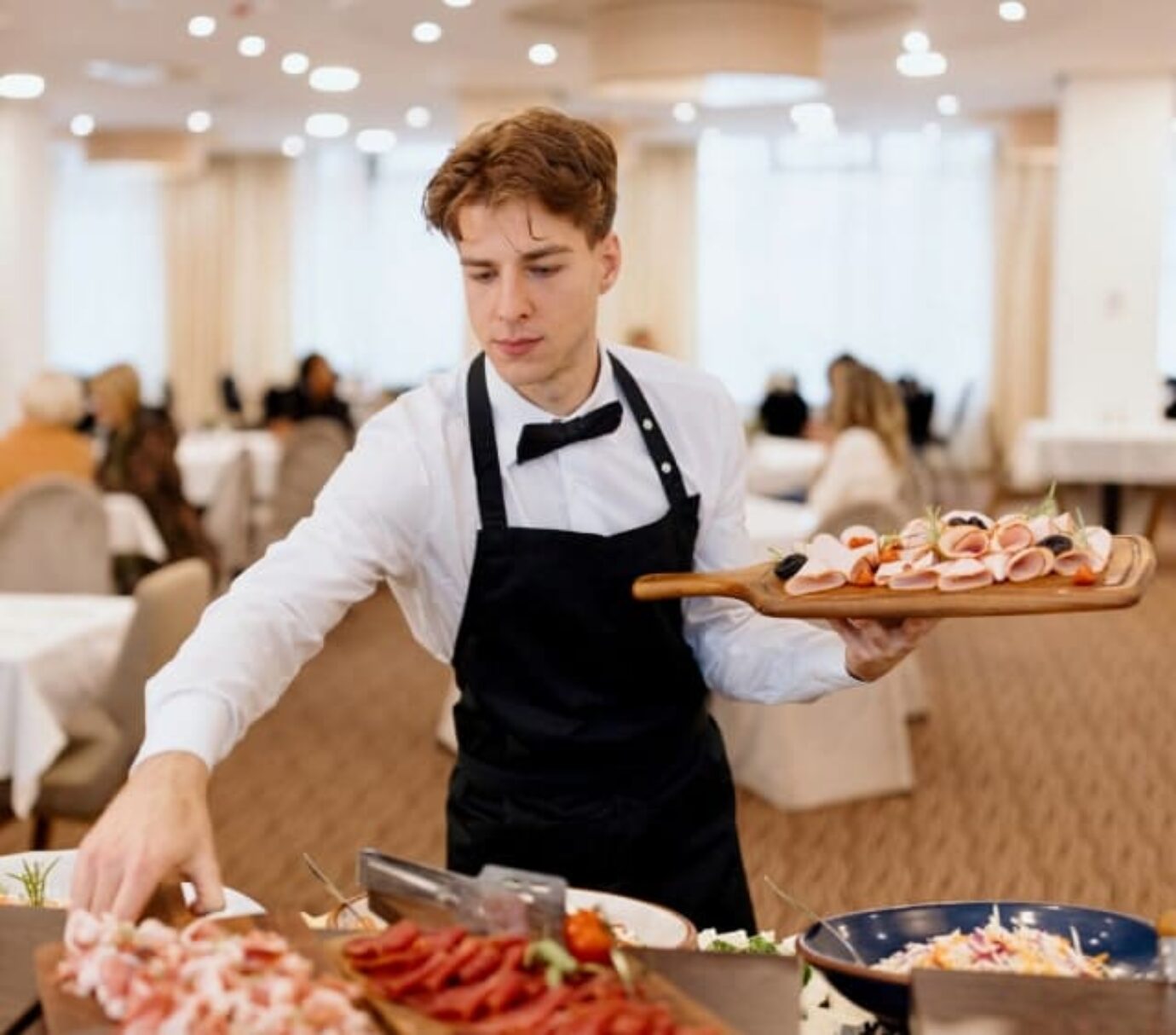 Student am Kellnern im Hotel