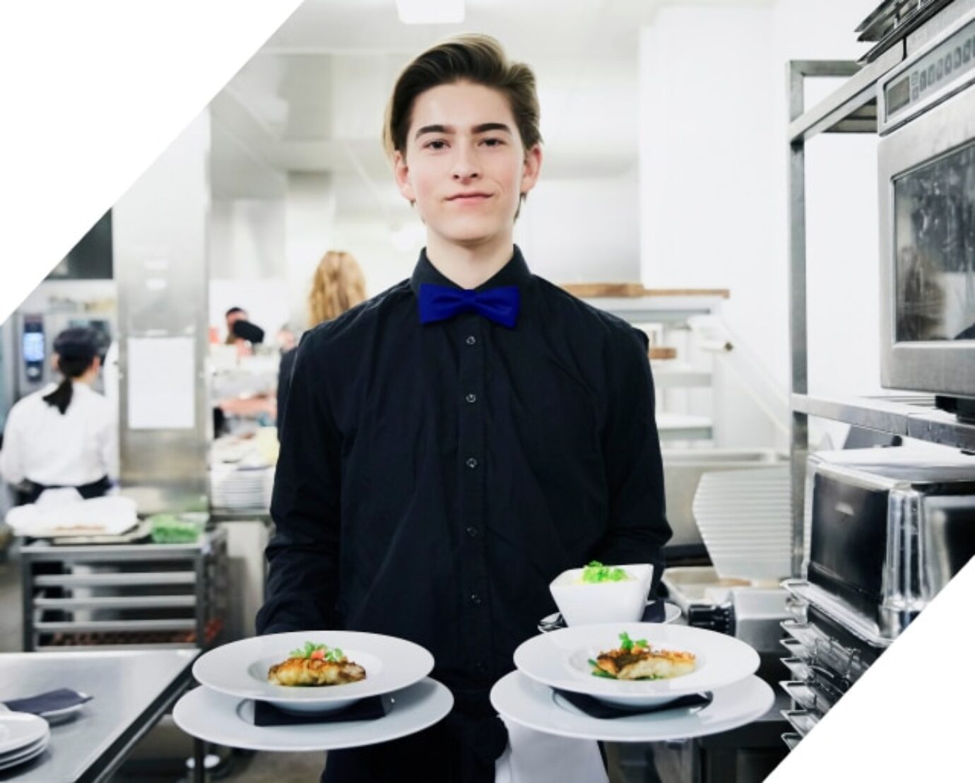 Junger student arbeitet als Kellner