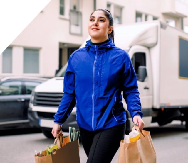 Junge Studentin arbeitet als Kurierin